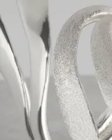 Anillo de plata 925 con diseño calado, de forma alargada y acabado satinado.