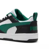 Championes Puma Rebound V6 Low, de diseño urbano con combinación de colores blanco, negro y verde. Presentan una silueta de corte bajo, con paneles laterales perforados para mayor ventilación y la icónica franja lateral de la marca en contraste.