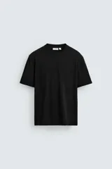 Camiseta de corte regular confeccionada en algodón de peso medio, con cuello redondo y manga corta.