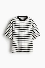 Remera de algodón a rayas horizontales blancas y negras, con cuello redondo acanalado oscuro, mangas cortas amplias y corte entallado.