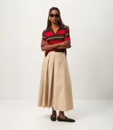 Pollera midi color beige, con pliegues delanteros y cinturón fino ajustable. Confeccionada en tricolina de algodón certificado BCI.