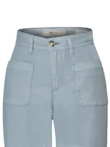 Pantalón estilo jeans de tiro alto color celeste, de corte recto y amplio en las piernas. Cuenta con bolsillos frontales aplicados y cierre de botón y cierre frontal.