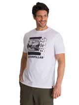 Remera de manga corta y cuello redondo, color blanco, con gráfico estampado en el pecho que incluye maquinaria y texto, y etiqueta con logo en el dobladillo.