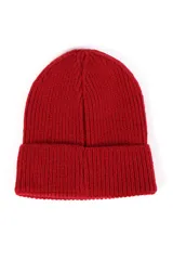 Gorro de lana tejido color lila con etiqueta negra con logo en el frente.