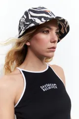 Gorro tipo bucket con estampado de cebra y detalle de chili bordado.