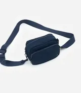 Cartera bandolera de tamaño pequeño, confeccionada en poliéster con estructura ligeramente acolchada. Cuenta con un bolsillo delantero con cierre, compartimento principal con cierre doble y correa ajustable.