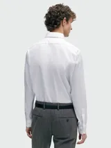 Camisa de vestir Boss modelo H-JOE-KENT, de corte regular fit, confeccionada en algodón de fácil planchado. Presenta cuello clásico, cierre frontal con botones y mangas largas con puños abotonados.