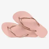 Ojotas Havaianas modelo Slim para mujer, con suela de goma en color rosado suave y tiras finas con acabado metalizado. Presentan una textura antideslizante y el logo de la marca en relieve sobre la tira.