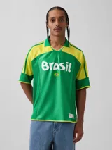 Camiseta deportiva de manga corta inspirada en la Copa Mundial de la FIFA, modelo de Brasil, en color verde y amarillo con cuello polo en V, la palabra "Brasil" estampada en el pecho y una pequeña bandera del país.