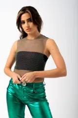 Top corto de red negra con strass, corte crop y cuello alto. Presenta una banda horizontal opaca a la altura del busto.