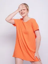 Vestido corto color verde claro, de tela con textura acanalada y cuello redondo. Es de manga corta y corte recto.