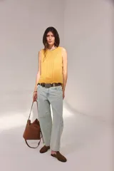 Pantalón jean de algodón con corte barrel y tiro bajo, de color azul, con bolsillos delanteros y traseros.