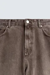 Jeans de corte holgado y amplio en toda la pierna, tiro medio. Tejido rígido con estampado a cuadros con efecto lavado. Cuenta con cinco bolsillos y cierre frontal con cremallera y botón.