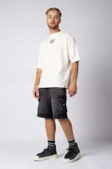 Bermuda cargo de jean con bolsillos laterales XL y efecto de lavado gastado. Presenta un corte cómodo y resistente, ideal para uso diario.