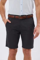 Bermuda clásica azul marino confeccionada en gabardina liviana de algodón con elastano, de corte recto y diseño liso.