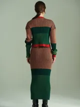 Falda midi de punto acanalado con diseño a rayas verticales en tonos rosado, bordó y celeste. Presenta un corte ajustado tipo lápiz y cintura elástica de tiro alto.