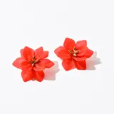 Par de aros tipo caravana con forma de flor roja con centro dorado.