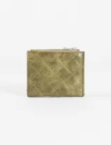 Tarjetero billetera de cuero vegano en color fucsia, con diseño acolchado y textura efecto craquelado. Cuenta con un compartimento principal con cierre metálico superior y un bolsillo frontal con solapa y broche a presión.