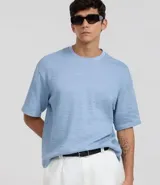 Remera celeste de algodón texturizado, corte boxy, cuello redondo y manga corta.