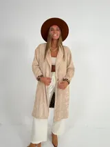 Tapado largo color beige de corderoy con forro animal print, de corte amplio.