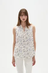 Musculosa de poliéster color blanco, con cuello en V y diseño holgado sin mangas.