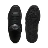 Championes urbanos de diseño robusto en color negro total. Presentan una silueta voluminosa con cordones gruesos, detalles de paneles superpuestos y una suela de plataforma con grabados en relieve.