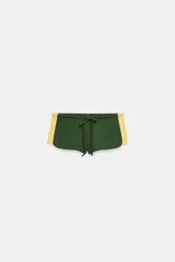 Shorts de algodón con tiro medio y cintura ajustable con cordones. Presenta un diseño en color verde oscuro con bandas laterales en color amarillo y ribetes blancos en los bordes.