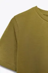 Camiseta cropped color amarillo, de corte slim fit, cuello redondo y manga corta.