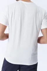 Remera de manga corta con cuello redondo, confeccionada en tejido slub de textura ligera y suave.