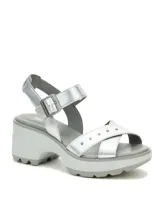 Sandalia plateada con tiras cruzadas y detalles de tachas, sujeción con hebilla al tobillo y plataforma con suela dentada.