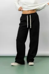 Pantalon de corte relajado y pierna recta, confeccionado en tejido de corderoy liviano. Presenta cintura elastizada con lazo ajustable en color crudo.