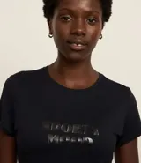 Remera deportiva negra de mangas cortas con tecnología Dry y lettering texturizado "sporty mood".