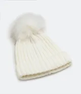 Gorro de punto acanalado en color blanco, con diseño de bajo plegado y pompón superior a tono.