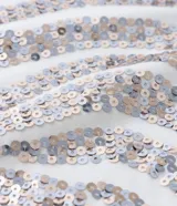 Remera plus size de algodón color blanco, con mangas cortas, cuello redondo y estampado frontal con rayas de cebra bordadas con lentejuelas.