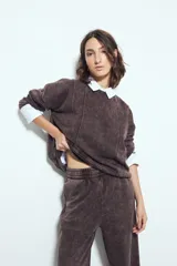 Pantalón de jogging verde con efecto lavado, corte recto y cintura elástica.