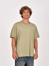 Remera blanca de manga corta con cuello redondo y un bolsillo simple en el pecho.