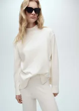 Jersey de punto fino con cuello perkins, diseño oversize de corte recto y manga larga con terminaciones en canalé.