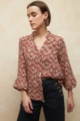 Camisa de manga larga con estampado geométrico multicolor, escote en V con detalle de volado y puños elásticos.