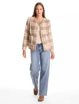 Chaqueta de corte recto y cuello redondo, confeccionada en tejido aterciopelado con estampado de cuadros en tonos beige y marrón. Presenta cierre frontal con botones metálicos circulares, bolsillos tipo parche en el frente y forro interno a tono.