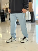 Pantalón de jean gris con lavado ácido, corte holgado de estilo oversize y diseño recto.