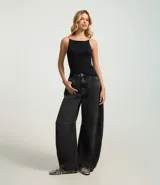 Blusa femenina sin mangas, confeccionada en tejido de algodón con elastano. Presenta un diseño ajustado al cuerpo con escote halter y tirantes finos elásticos.