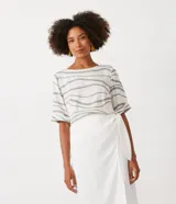 Blusa t-shirt de viscolino con estampado abstracto, escote redondo y mangas cortas.