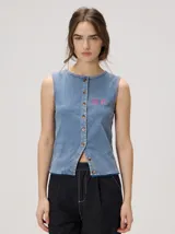 Musculosa MUTMA Trebola de silueta recta confeccionada en tejido de punto color gris con efecto lavado. Posee cierre frontal con botones, detalle de bordado en el pecho y terminación festoneada en el ruedo y las sisas.