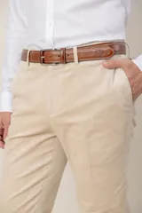 Pantalón de corte recto custom fit confeccionado en pana de algodón color beige, con cierre de botón y cremallera, y trabillas para cinturón.