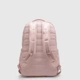 Mochila Bubba modelo Peyton, color rosado, con diseño acolchado de líneas horizontales. Cuenta con compartimento principal con cierre, bolsillo frontal con cierre y etiqueta de marca en la parte inferior.