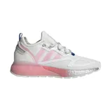 Championes urbanos Adidas ZX 2K Boost para mujer, color blanco con detalles en rosa y plateado. Inspirados en la misión espacial Artemisa, con mediasuela Boost y detalles metalizados.