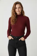 Polera de manga larga color vino tinto, de tejido acanalado y cuello alto, corte ajustado al cuerpo.