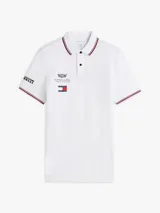 Chomba de corte regular confeccionada en algodón elástico, con cuello polo y cartera de dos botones. Presenta ribetes distintivos en cuello y puños, cinta lateral y múltiples logos bordados que incluyen Tommy Hilfiger, Cadillac Formula 1 Team y Pirelli.