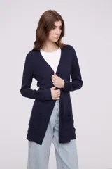 Saco tipo cárdigan abierto de tejido de punto, con mangas largas y bolsillos frontales aplicados.