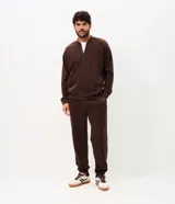 Pantalón jogger marrón, con cintura elástica y puños ajustados en los tobillos.